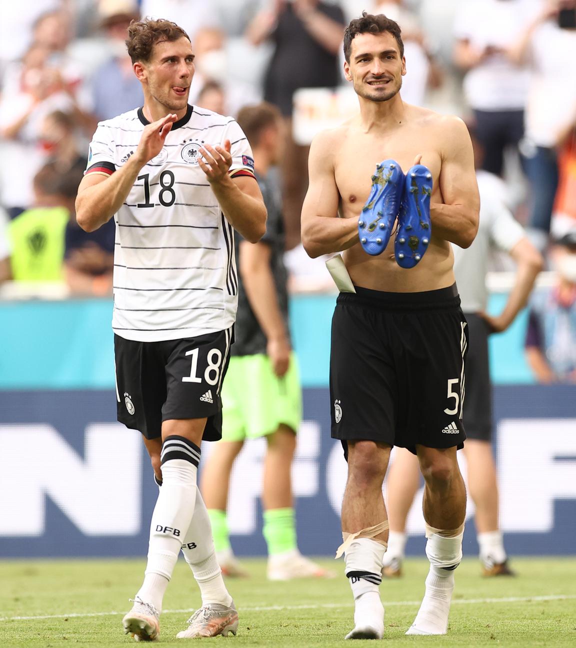 Fußball-EM 2021, Portugal - Deutschland: Leon Goretzka und Mats Hummels (r.) klatschen nach der Partie in die Hände.