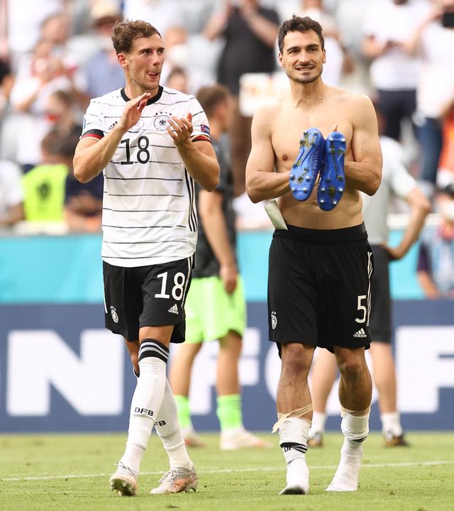 Fußball-EM 2021, Portugal - Deutschland: Leon Goretzka und Mats Hummels (r.) klatschen nach der Partie in die Hände.