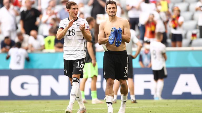 Fußball-EM 2021, Portugal - Deutschland: Leon Goretzka und Mats Hummels (r.) klatschen nach der Partie in die Hände.