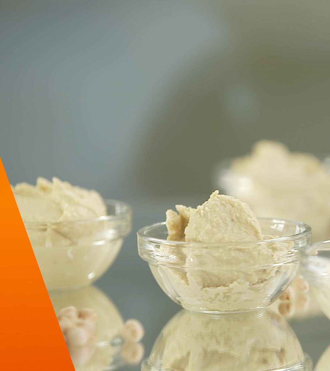 Hummus in kleinen Schälchen abgefüllt