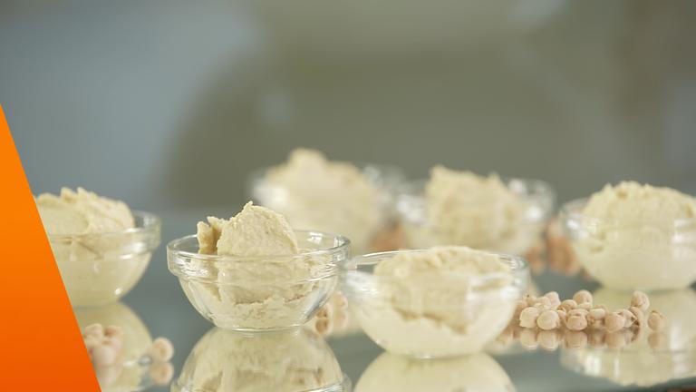 Hummus in kleinen Schälchen abgefüllt