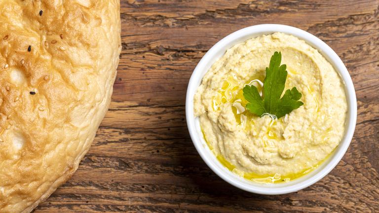 Arabischer Hummusaufstrich mit Brot