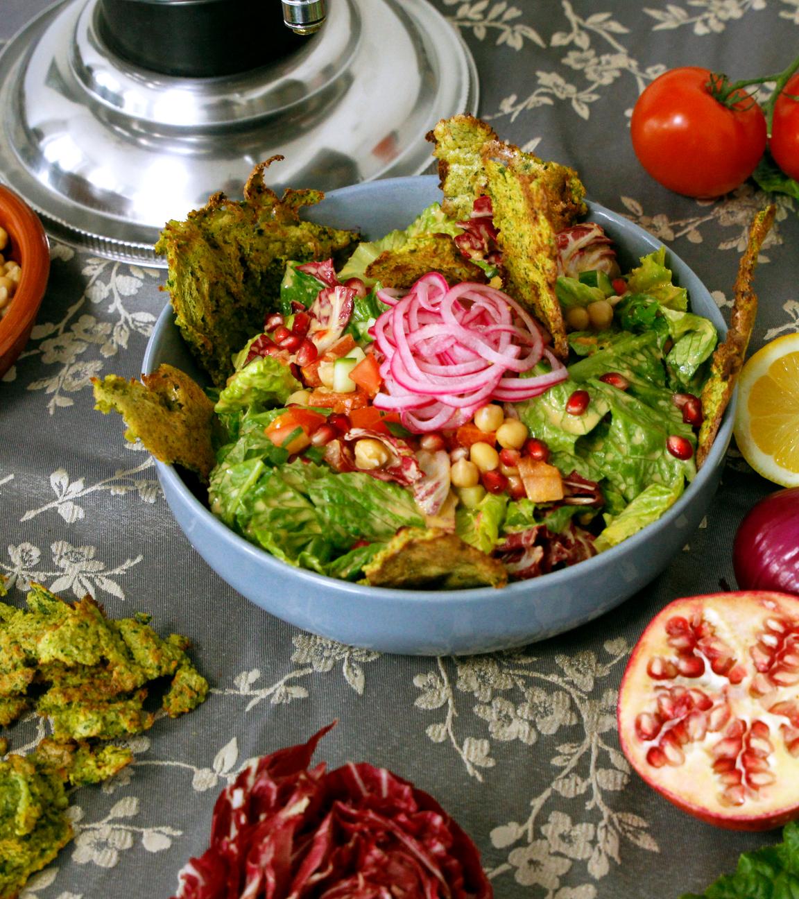 Hummus Salat mit Falafel Crumble