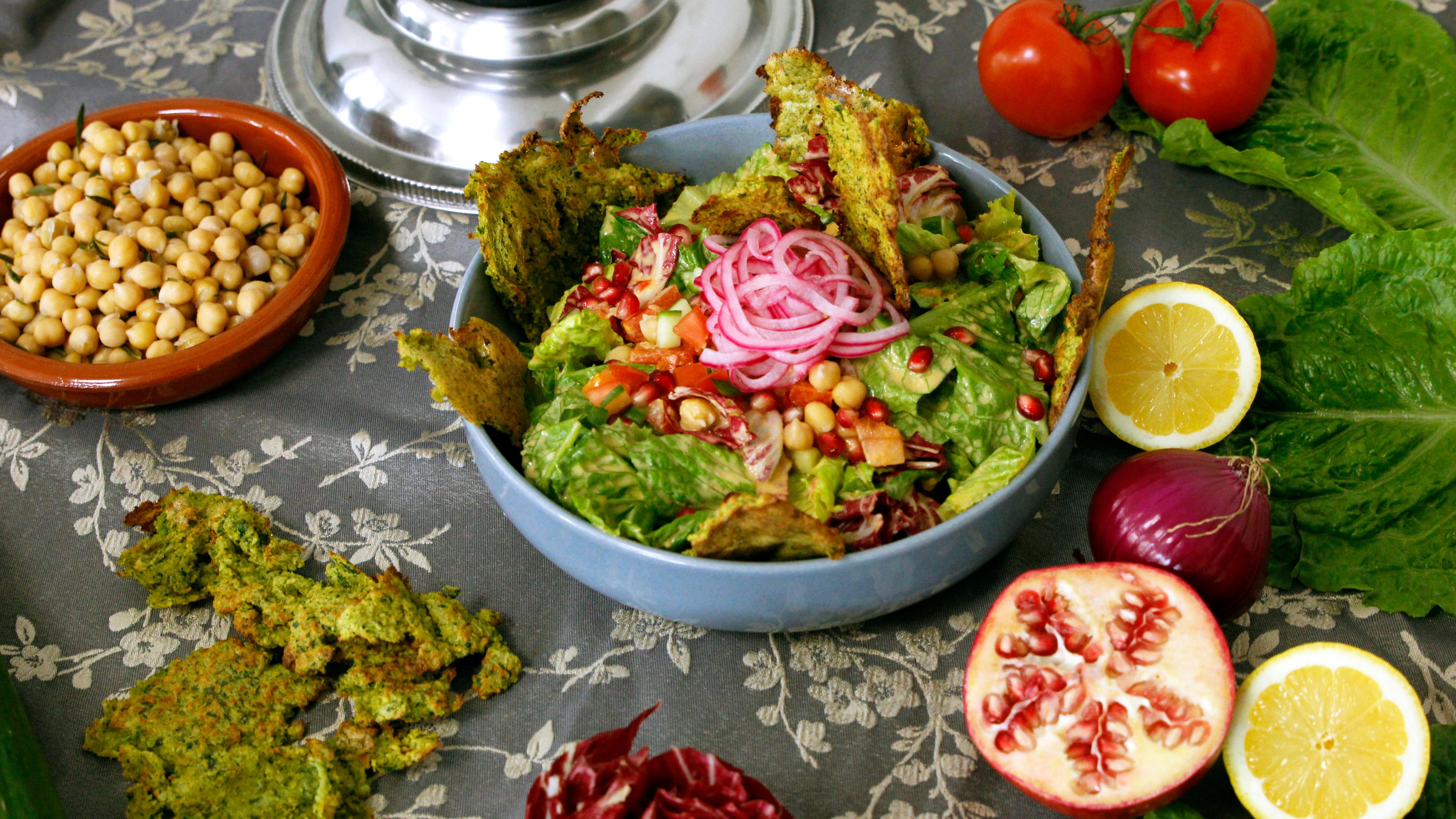 Hummus Salat mit Falafel Crumble