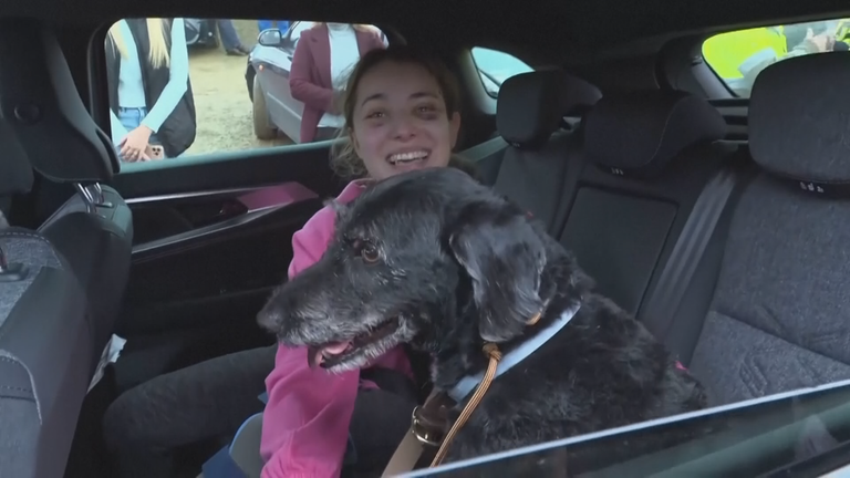 Der Hund und sein Herrchen sind wiedervereint