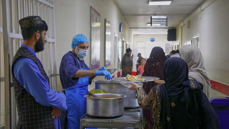 Krankenhauspersonal verteilt am Sonntag, den 15. Februar 2026, im Nationalen Kinderkrankenhaus Atatürk in Kabul, Afghanistan, Essen an Patienten und Angehörige. 