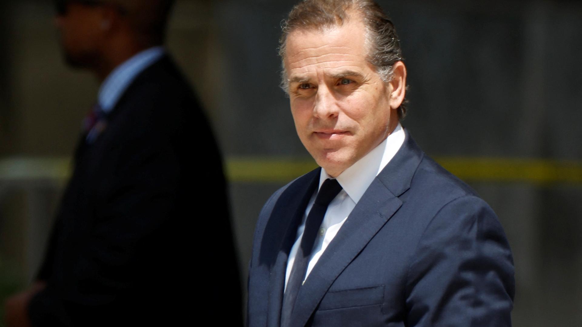 Nachaufnahme von Hunter Biden beim Verlassen des Gerichtsgebäudes.