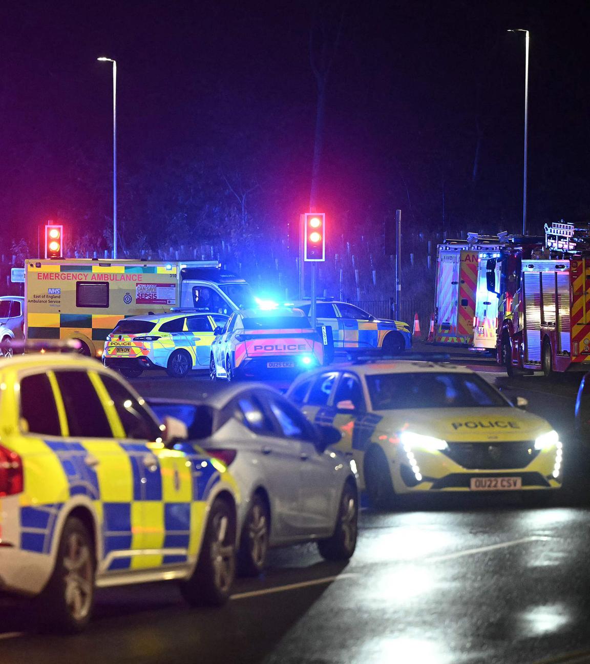 Polizei am Bahnhof Huntingdon in England am Abend (1. November 2025) 