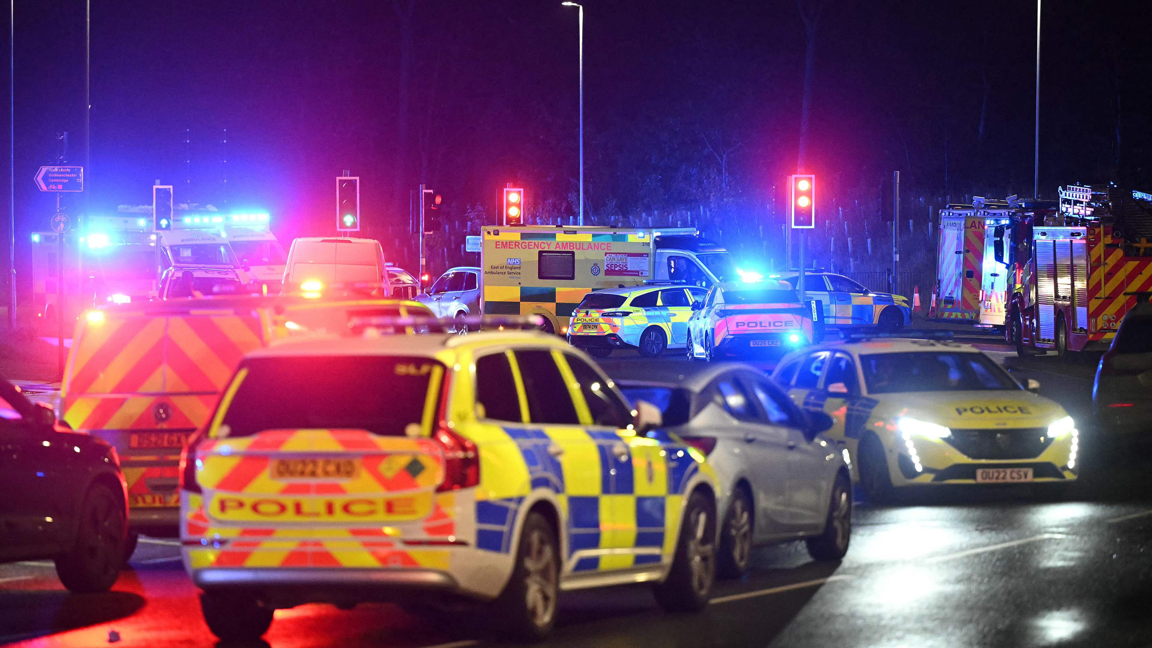 Polizei am Bahnhof Huntingdon in England am Abend (1. November 2025) 