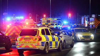 Polizei am Bahnhof Huntingdon in England am Abend (1. November 2025) 