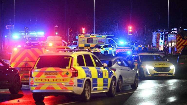 Polizei am Bahnhof Huntingdon in England am Abend (1. November 2025) 