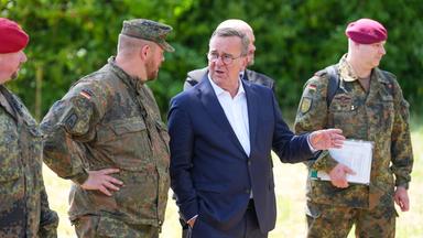 Bundesverteidigungsminister Pistorius muss einen politischen Spagat schaffen: Die SPD lehnt eine Wiedereinführung der Wehrpflicht ab, laut der Bundeswehr führt kein Weg daran vorbei.