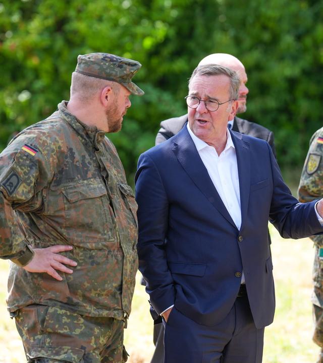 Bundesverteidigungsminister Pistorius muss einen politischen Spagat schaffen: Die SPD lehnt eine Wiedereinführung der Wehrpflicht ab, laut der Bundeswehr führt kein Weg daran vorbei.