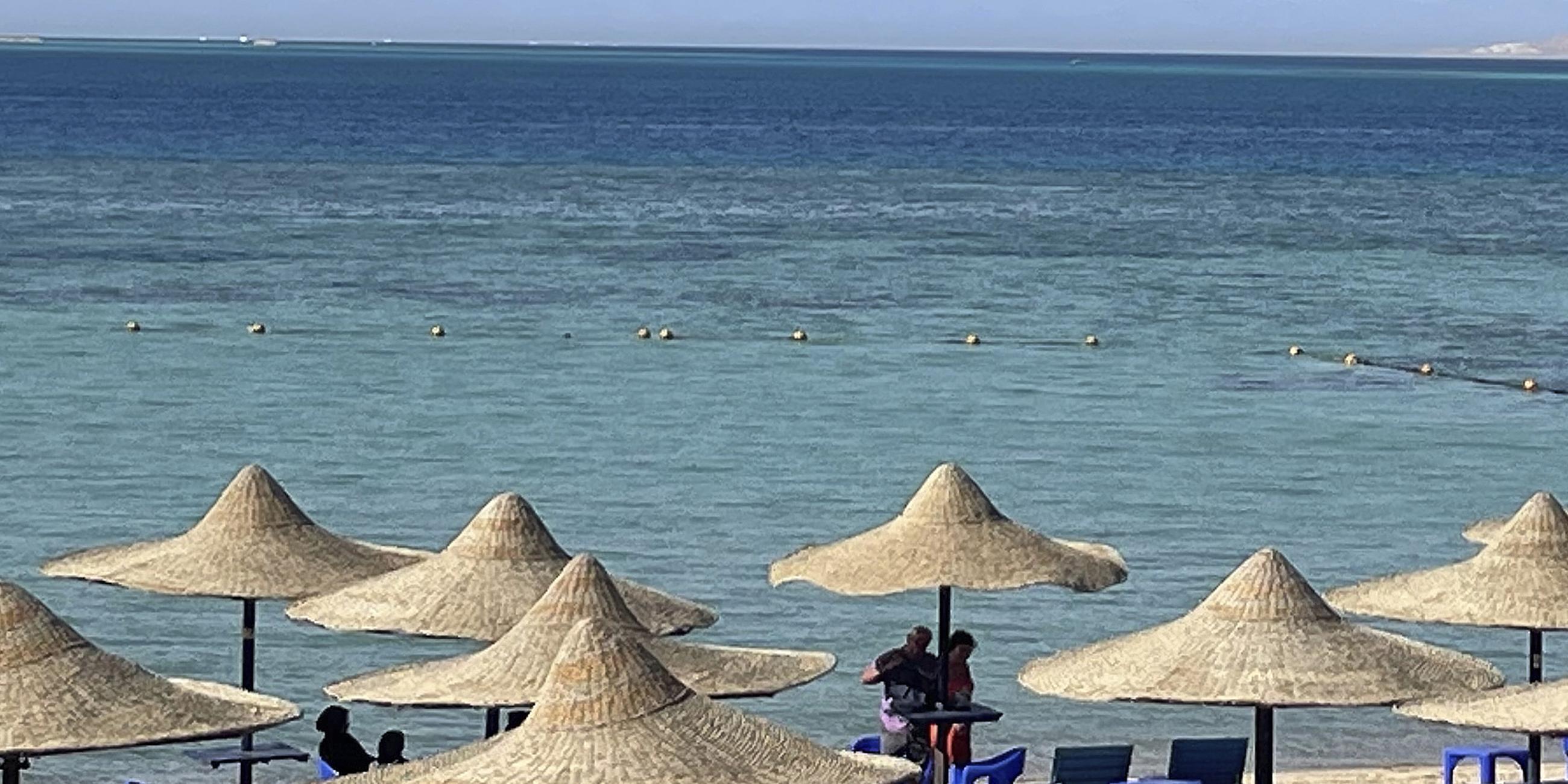 Touristen warten am Strand, nachdem ein Touristen-U-Boot im Roten Meer gesunken ist.