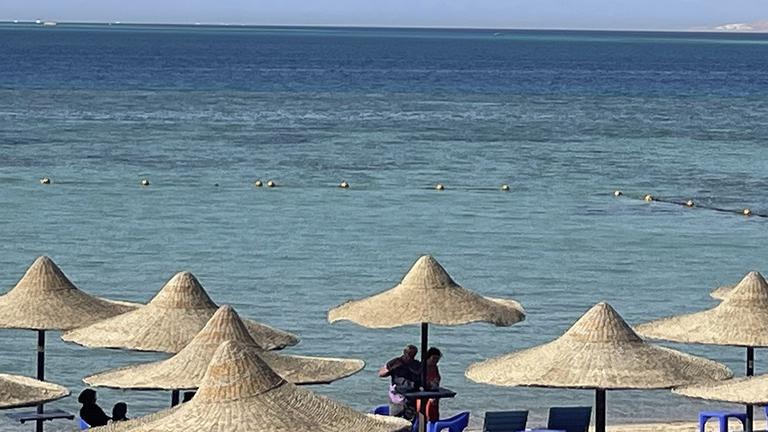 Touristen warten am Strand, nachdem ein Touristen-U-Boot im Roten Meer gesunken ist.
