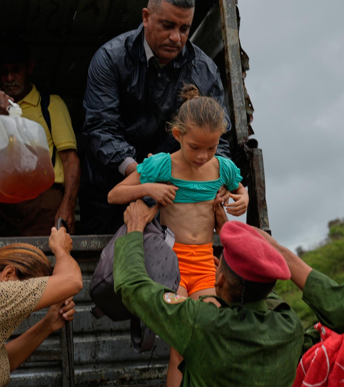 Menschen evakuieren vor der Ankunft des Hurrikans Melissa