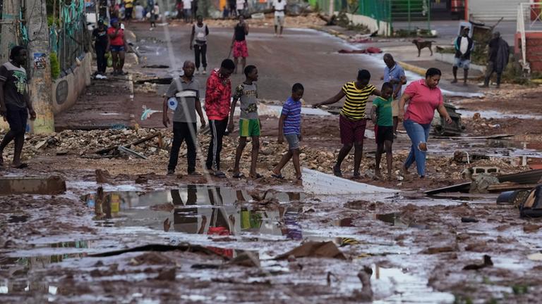Vor allem im Südwesten Jamaikas führte der Sturm zu starken Überschwemmungen und zerstörten Gebäuden. Eine deutsche Auswanderin berichtet vor Ort.