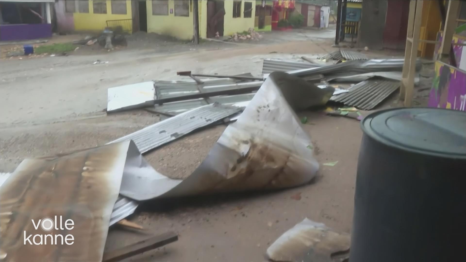 Teile von Dächern liegen nach Hurrikan Melissa auf dem Boden