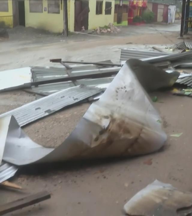 Teile von Dächern liegen nach Hurrikan Melissa auf dem Boden