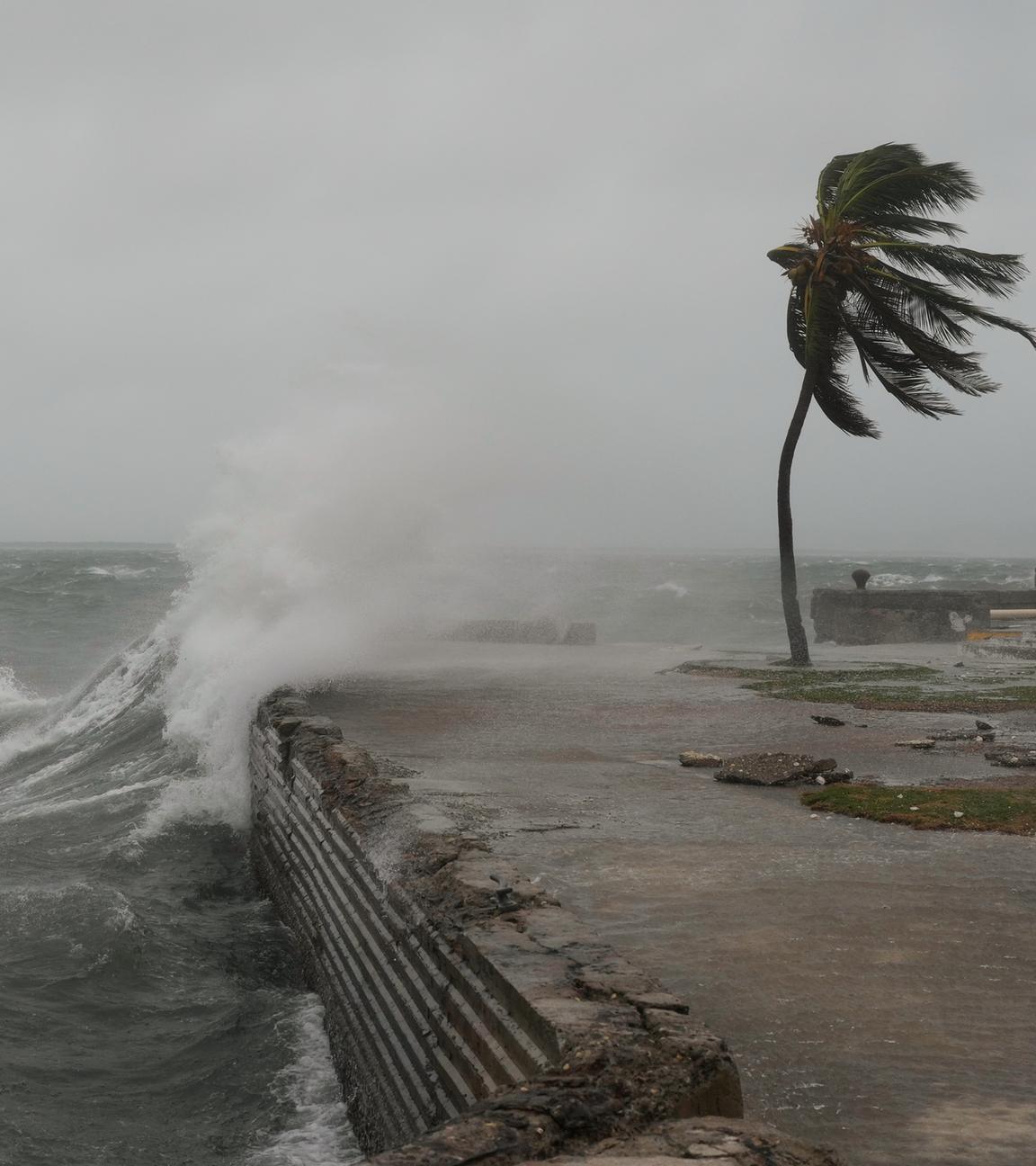 Wellen schlagen in Kingston, Jamaika, als sich Hurrikan Melissa nähert. 