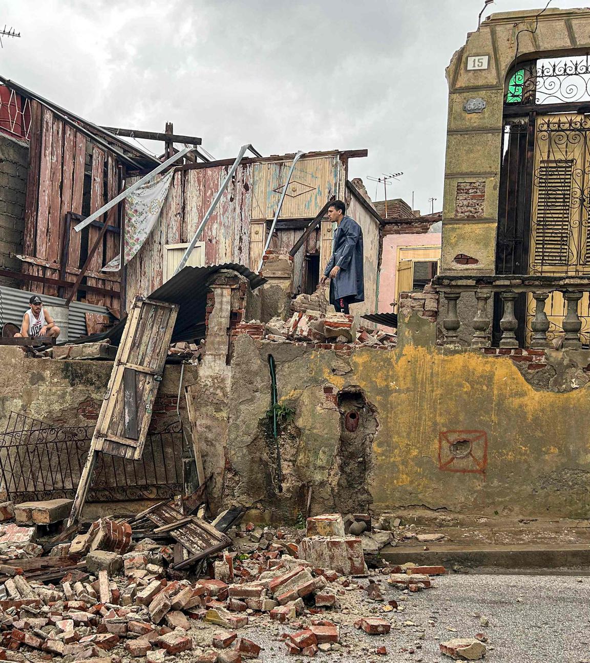 Männer bergen Habseligkeiten aus den Trümmern ihres Hauses, nachdem es während des Durchzugs des Hurrikans Melissa am 29. Oktober 2025 in Santiago de Cuba, Kuba, eingestürzt ist. 