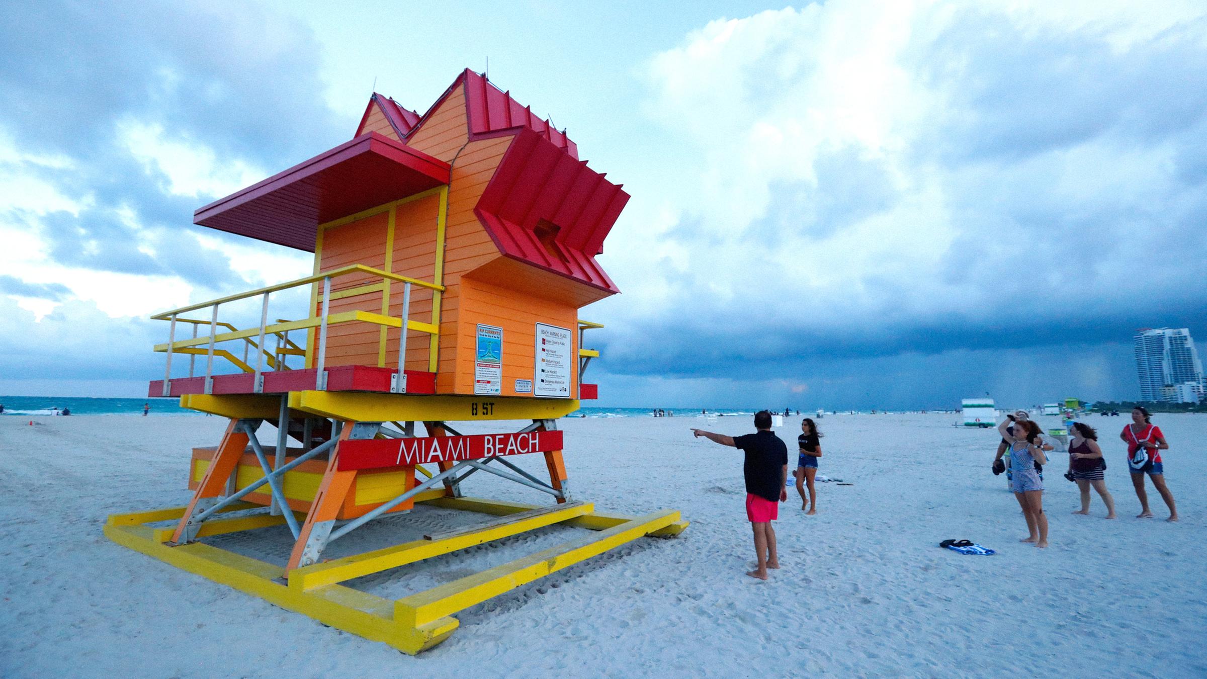 Turm der Rettungsschwimmer am Miami Beach wurde gegen den Sturm gesichert.