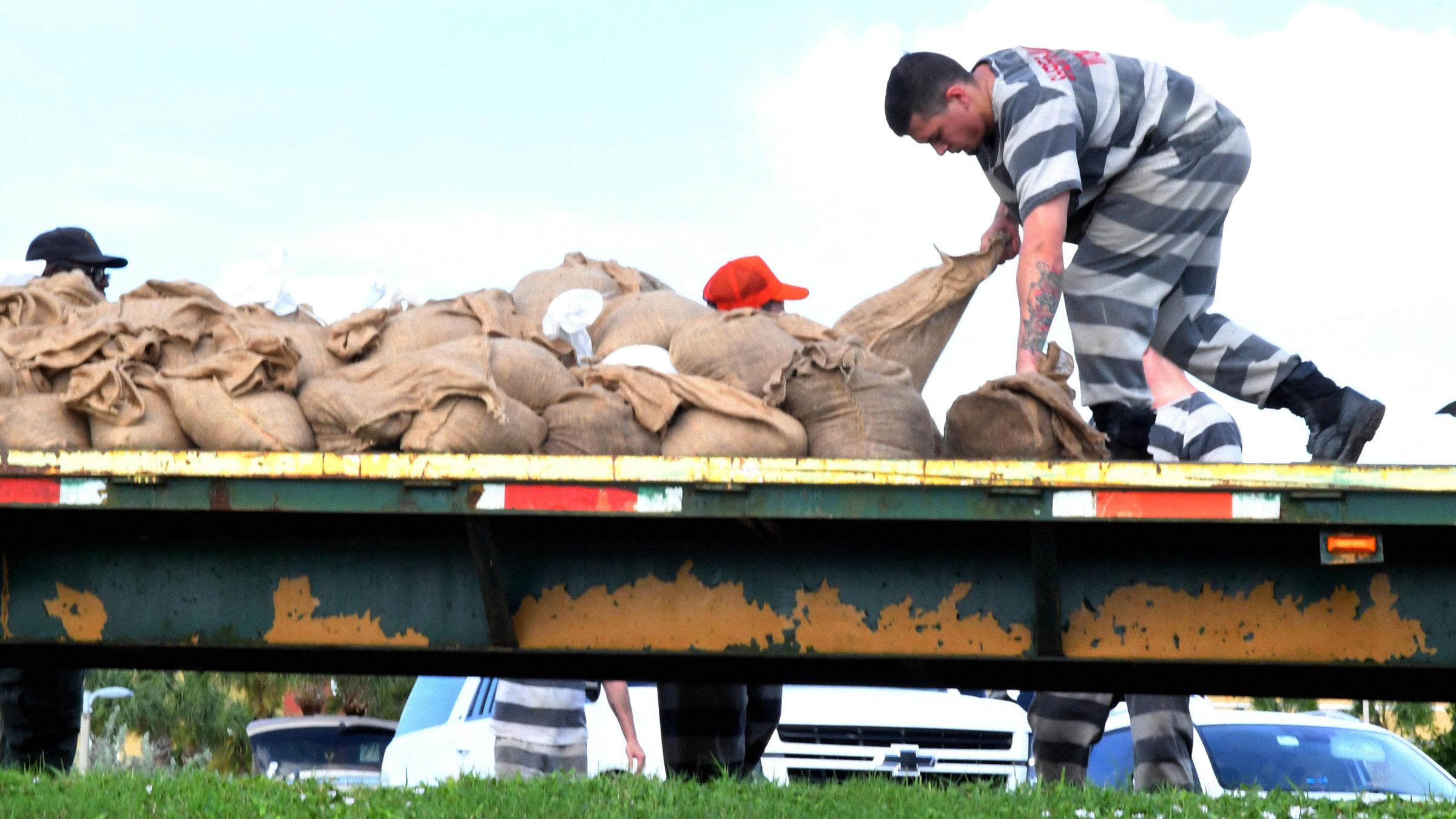 Insassen des Brevard County Jail helfen beim Befüllen von Sandsäcken in Viera West, Florida.