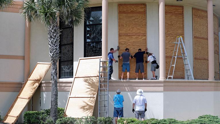 Die Kirche von Flagler Beach wird mit Holzpaneelen gesichert.