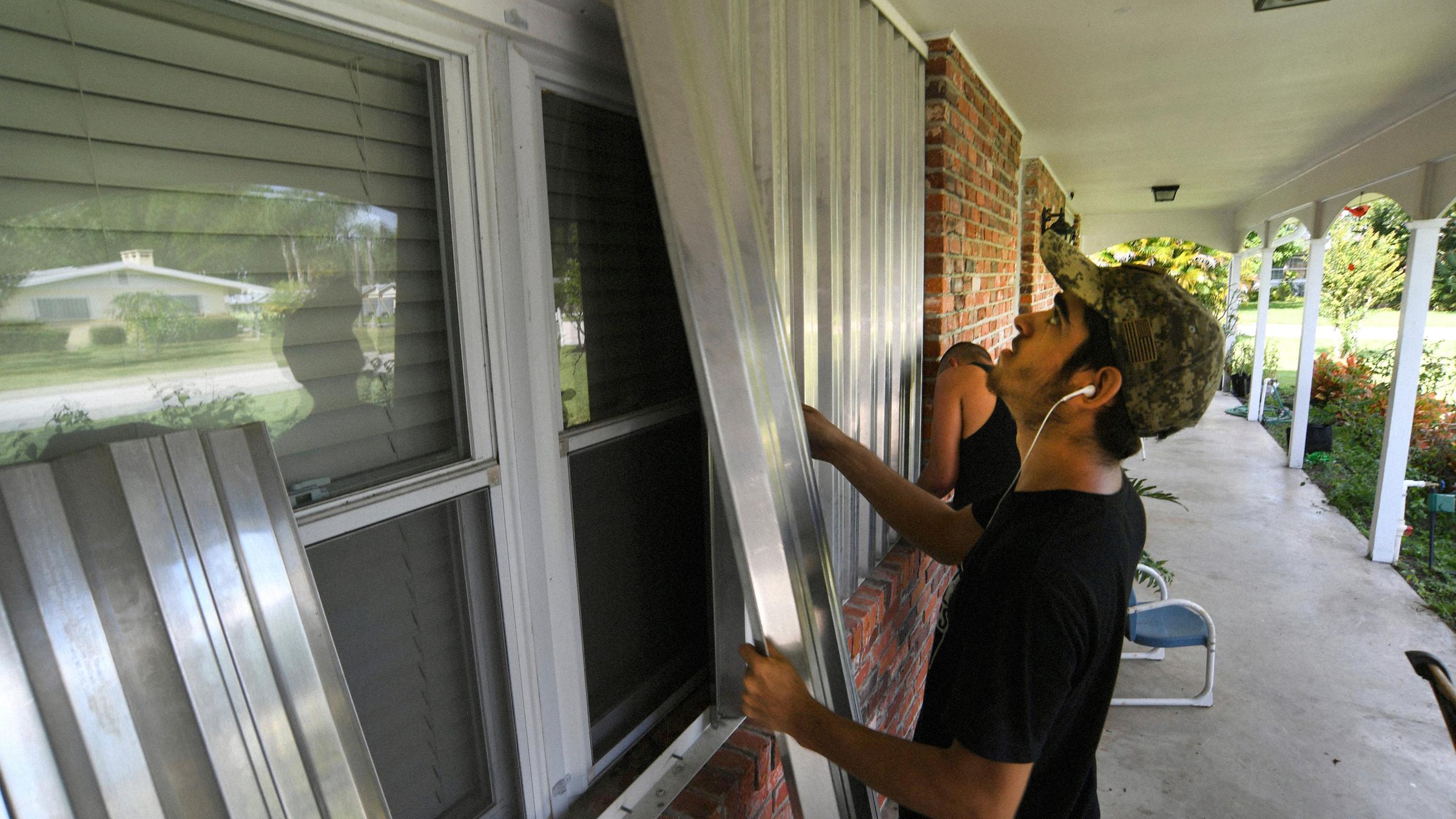 Einwohner von Fort Pierce sichern ihr Haus gegen den Sturm.