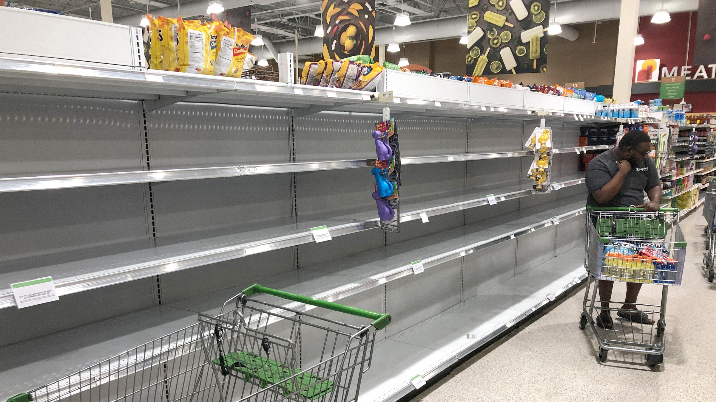 Die Bevölkerung Floridas deckt sich mit wichtigen Lebensmittel und Wasser ein.