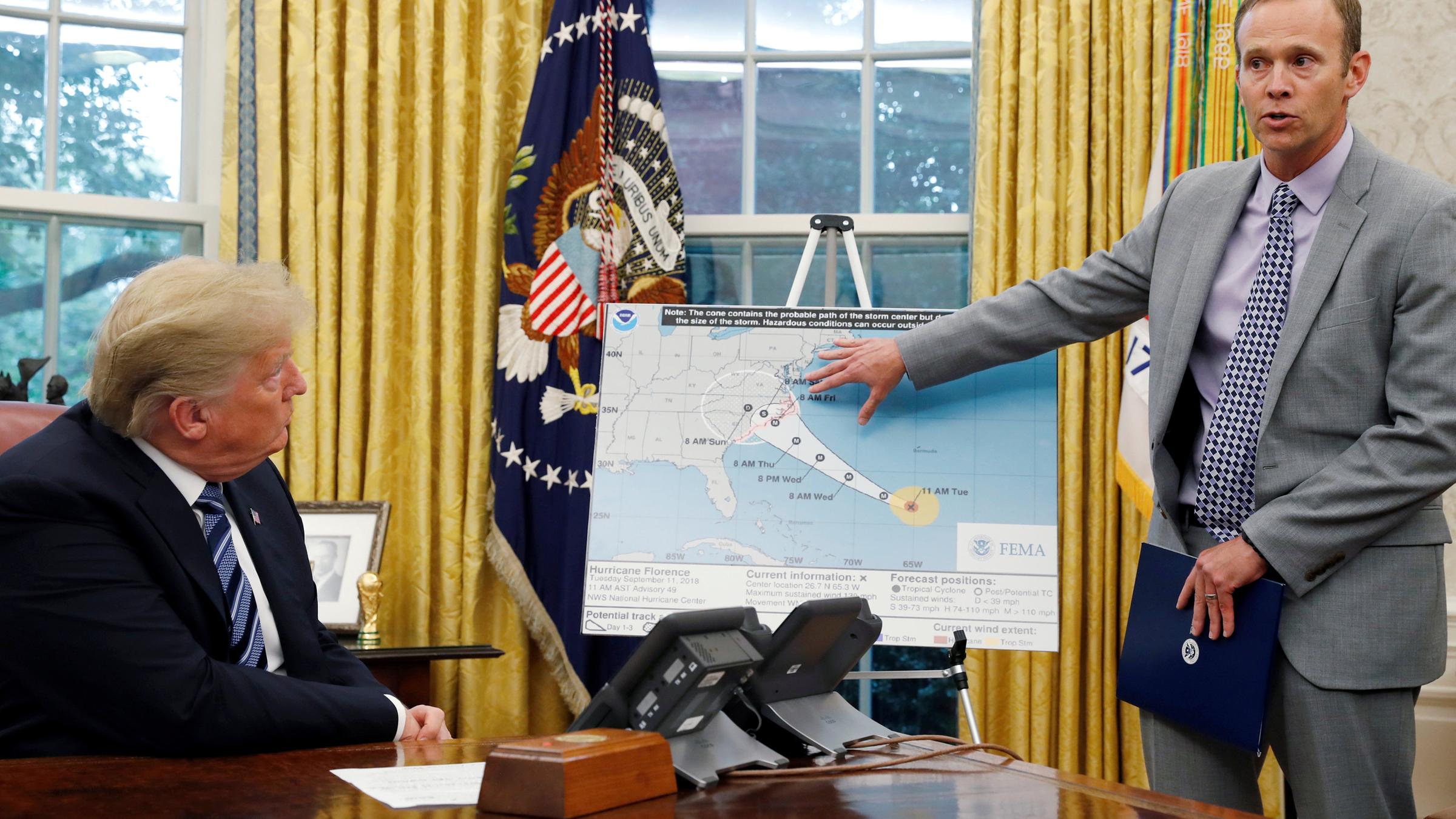 Brock Long, Administrator der US-Katastrophenschutzbehörde FEMA (Federal Emergency Management Agency), und US-Präsident Donald Trump am 11.9.2018