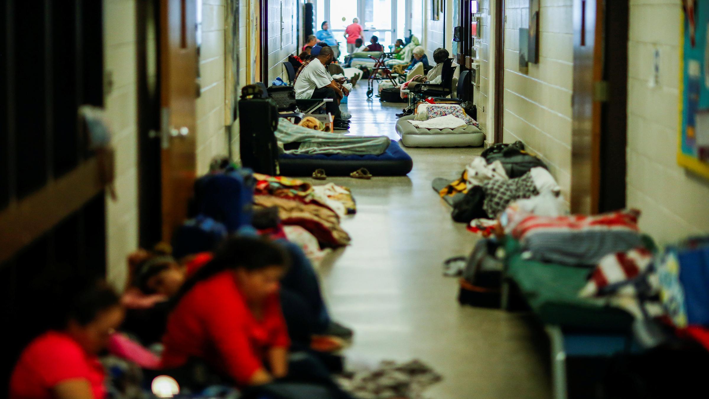 Menschen suchen in Notunterkünften Zuflucht vor Hurrikan Florence am 13.9.2018