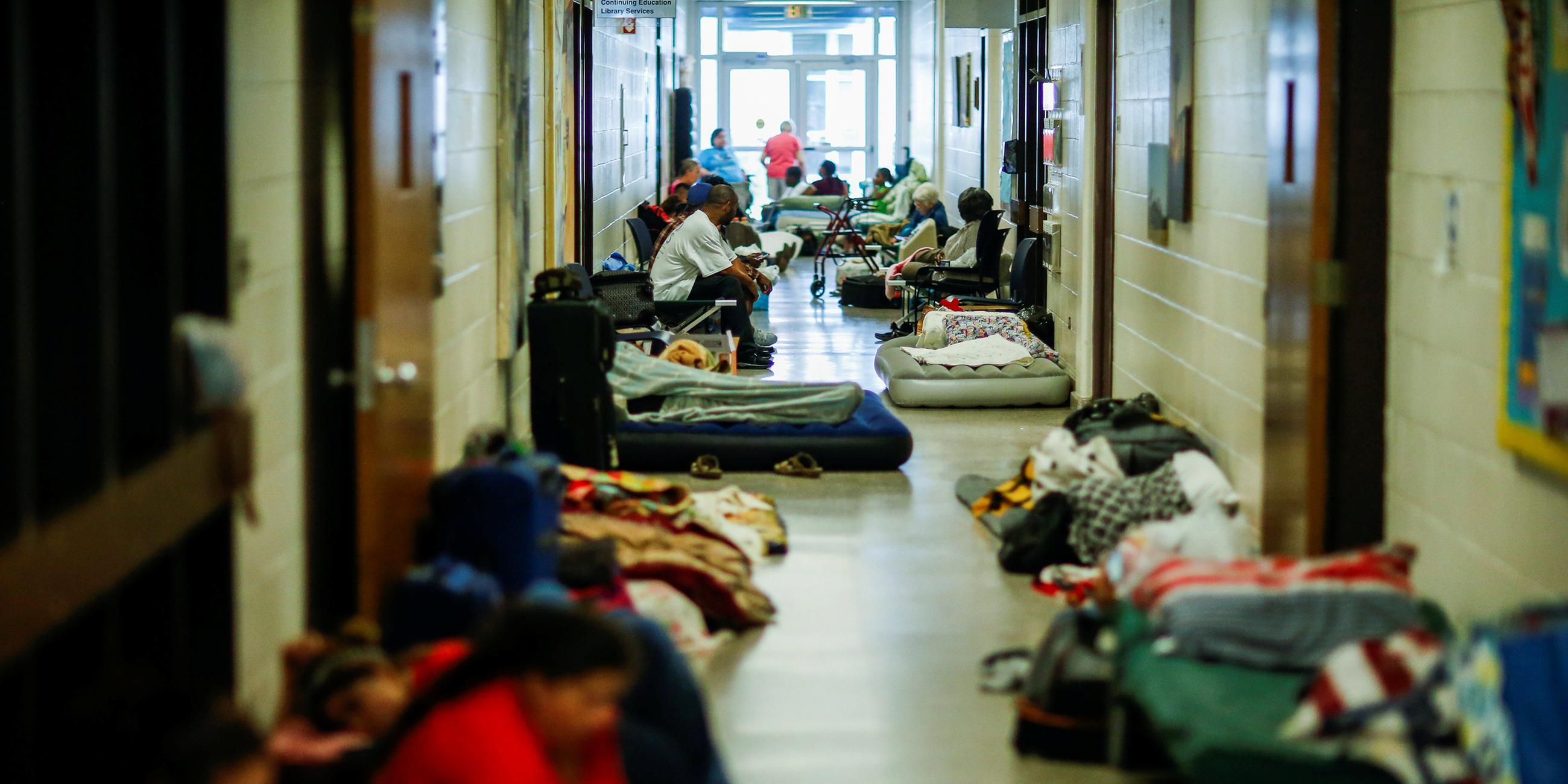 Menschen suchen in Notunterkünften Zuflucht vor Hurrikan Florence am 13.9.2018