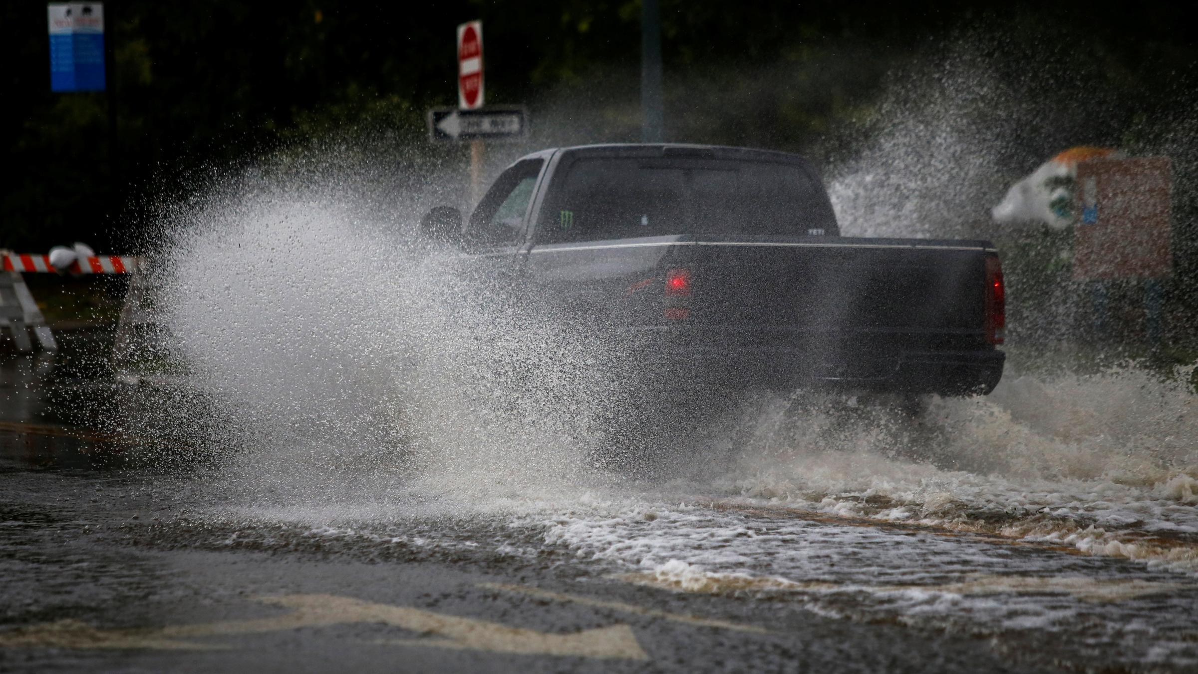 Ein Pickup fährt durch die von den ersten Ausläufern von Hurrikan Florence überfluteten Straßen.