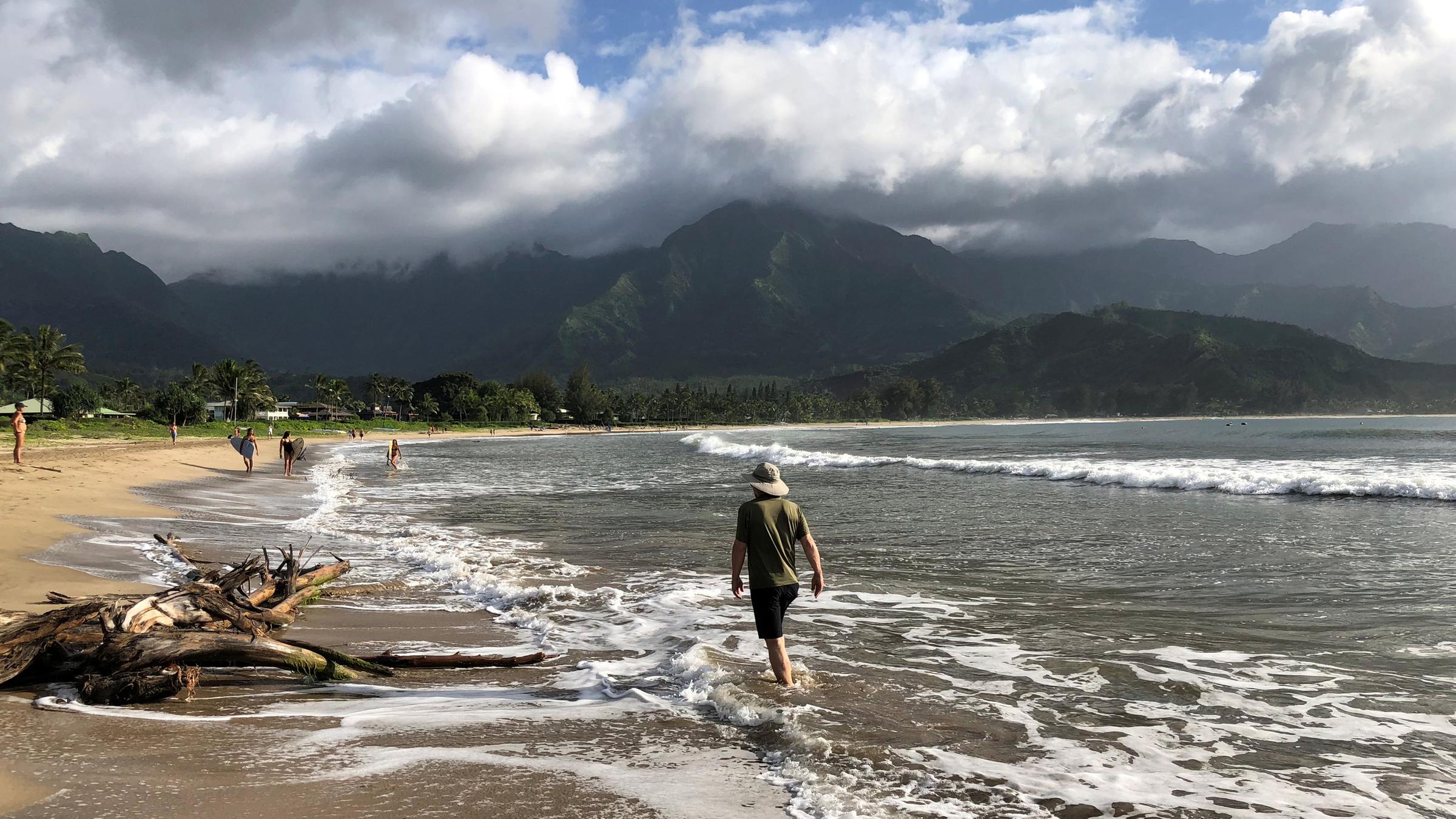 Spaziergänger gehen entlang eines Strandes in Hawaii am 23.08.2018