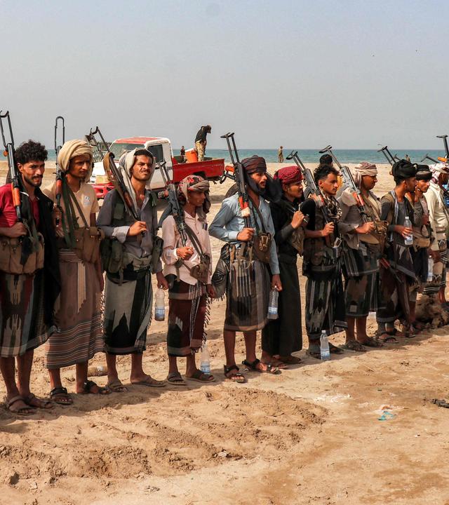 Die Huthi-Miliz will die Zufahrt zum Roten Meer blockieren.