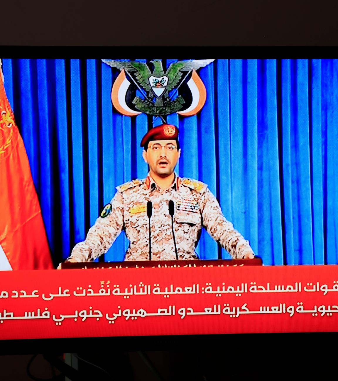 Huthi-Militärsprecher Yahya Sarea kündigt einen neuen Angriff auf Israel in einer Fernseherklärung an. 