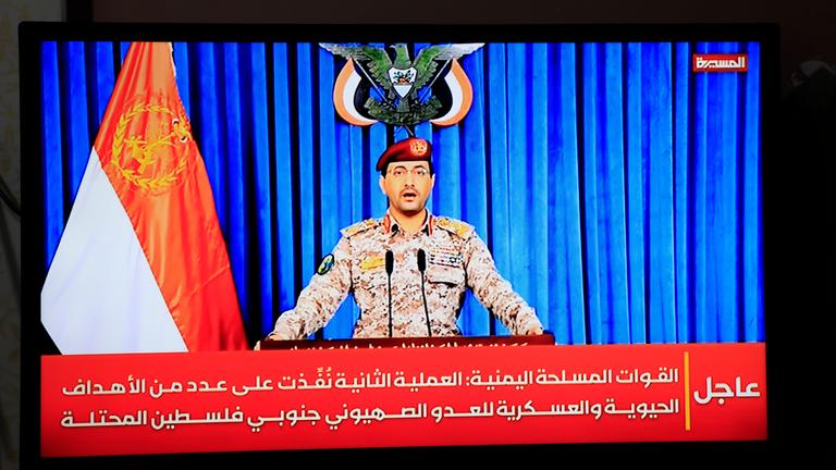 Huthi-Militärsprecher Yahya Sarea kündigt einen neuen Angriff auf Israel in einer Fernseherklärung an. 