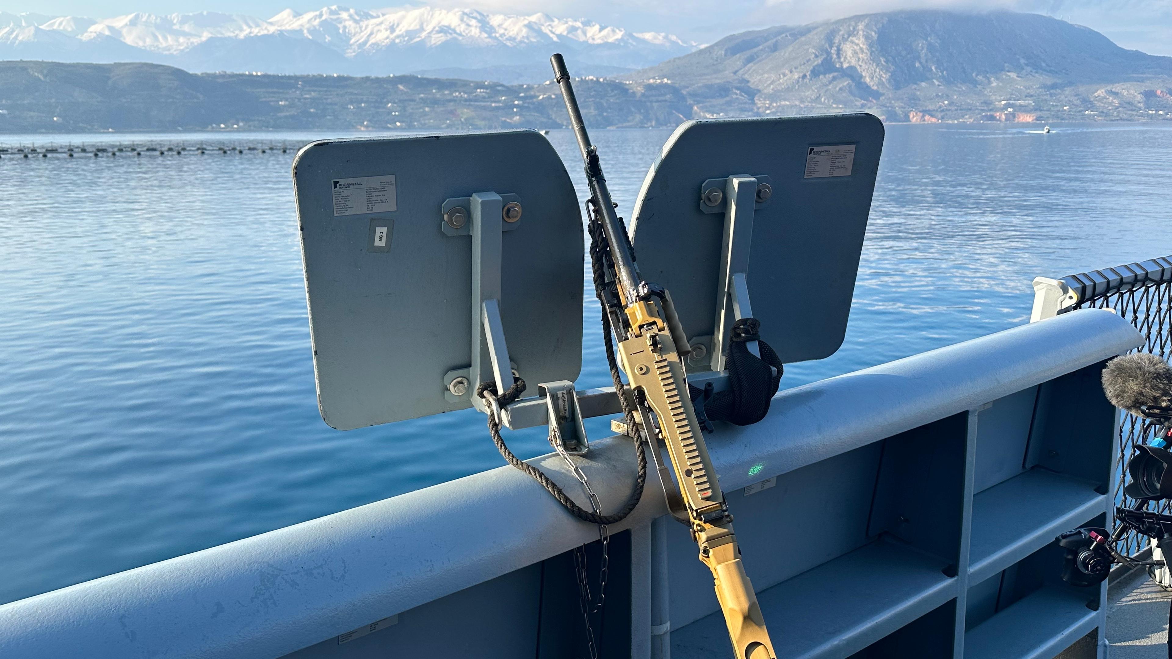  Ein Maschinengewehr MG3 an Bord der Fregatte "Hessen".