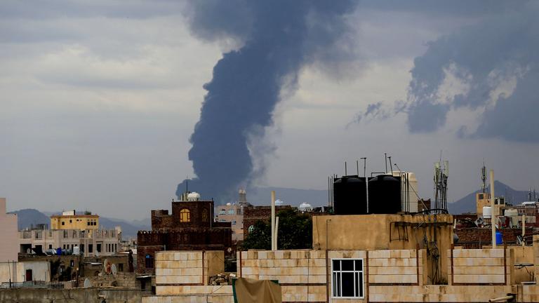 Rauchschwaden am Horizont nach einem israelischen Luftangriff auf die von den Huthi gehaltene jemenitische Hauptstadt Sanaa