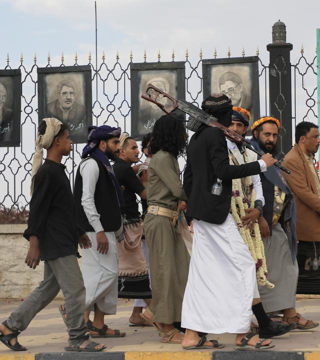 Anhänger der Huthi gehen an Plakaten einiger führender iranischer Wissenschaftler vorbei, die bei israelischen Angriffen ums Leben gekommen sind.