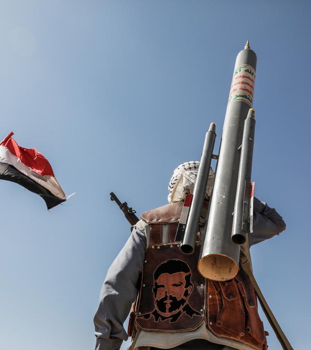 Bewaffnete Mitglieder der vom Iran unterstützten Huthi-Miliz nehmen an einer Demonstration gegen die USA und Israel teil. 
