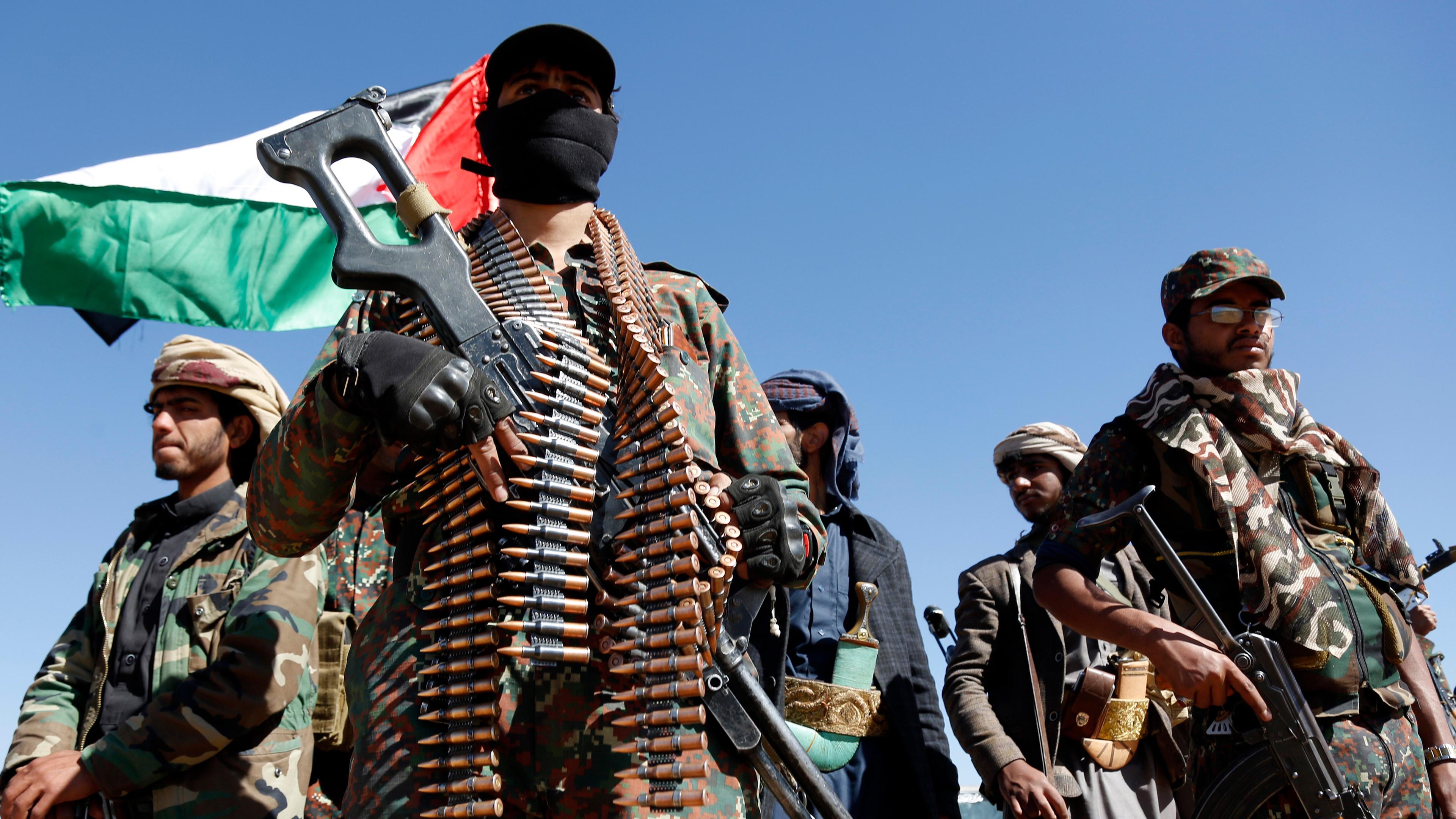 Huthi-Kämpfer und Stammesangehörige veranstalten eine Kundgebung, aufgenommen am 14.01.2024 in Sanaa (Jemen)