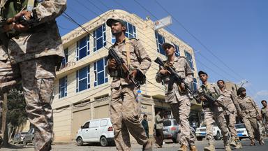 Kämpfer der Huthi-Rebellen marschieren in Sanaa, Jemen. (10.09.2026)