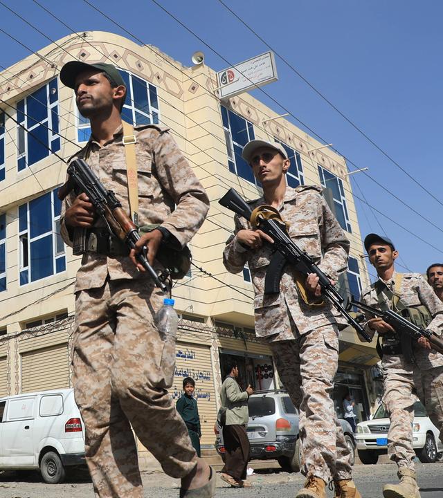 Kämpfer der Huthi-Rebellen marschieren in Sanaa, Jemen. (10.09.2026)