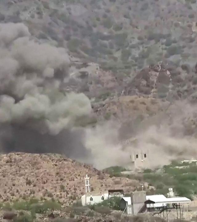 Dieser Screenshot aus undatiertem Videomaterial, das am 12. September 2026 vom Ansarullah Media Centre veröffentlicht wurde, zeigt angeblich Rauch, der in der Ferne aufsteigt, während die Kämpfe zwischen Huthi-Kämpfern und von Saudi-Arabien unterstützten Streitkräften andauern.