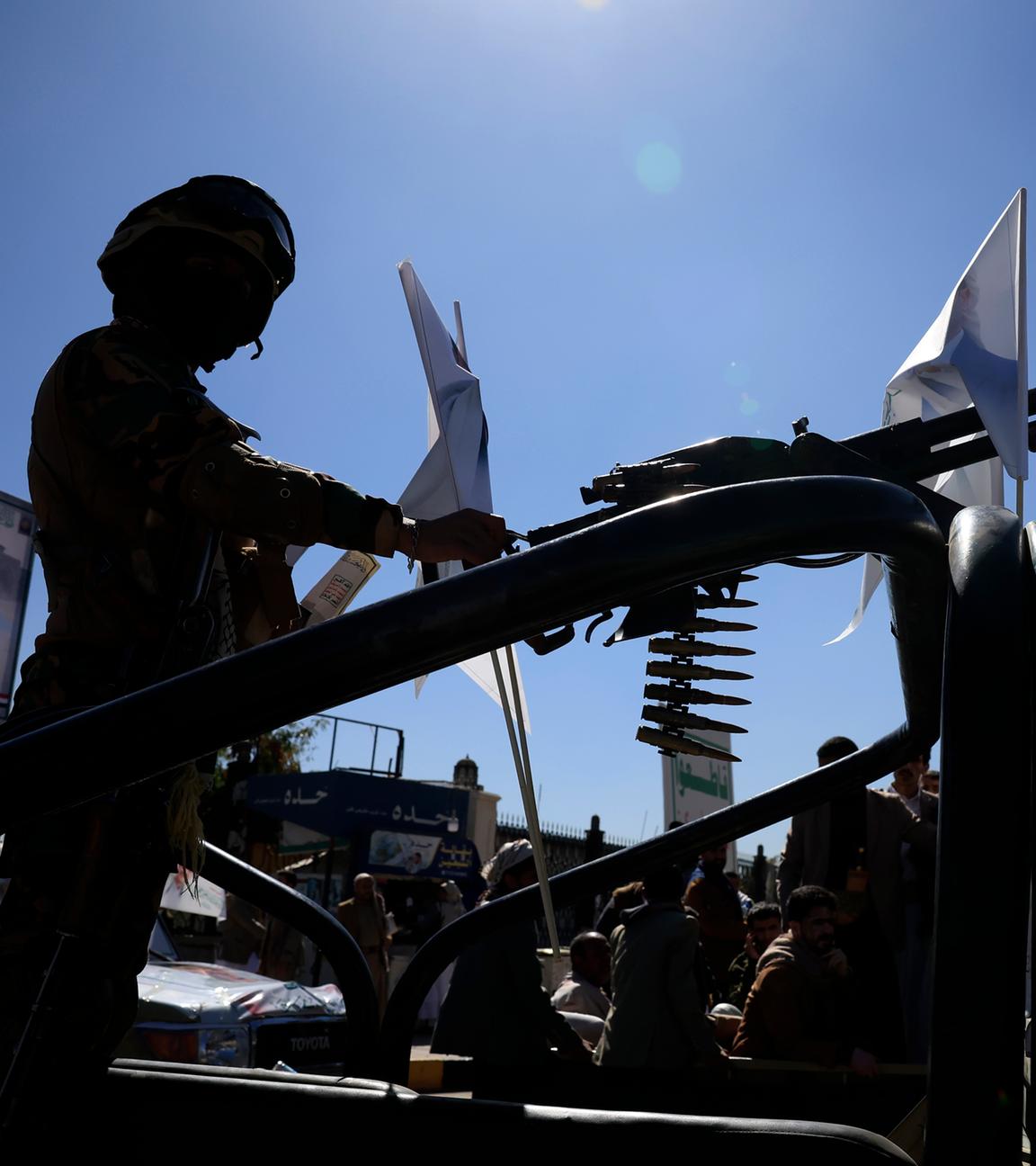 Ein Huthi-Soldat am Maschinengewehr in Sanaa, Jemen