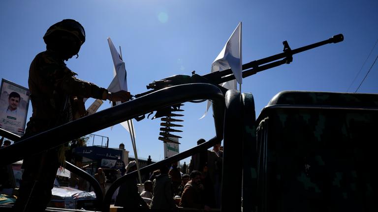 Ein Huthi-Soldat am Maschinengewehr in Sanaa, Jemen