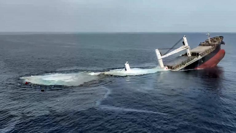 Ein durch die Huthi-Miliz versektes Handelsschiff