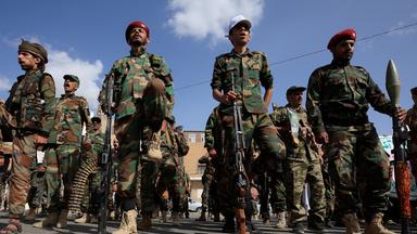 Huthi-Kämpfer versammeln sich während einer Kampagne zur Mobilisierung weiterer Kämpfer angesichts einer Eskalation der Kämpfe in Sanaa, Jemen, am 10. September 2026